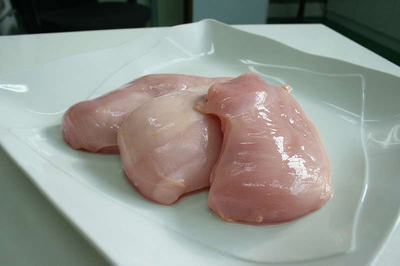 Свежая курица обычно имеет светло-розовый или светло-бежевый цвет